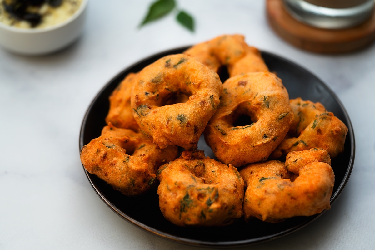 Final output of soft and crispy medu vada or ulundu vadai