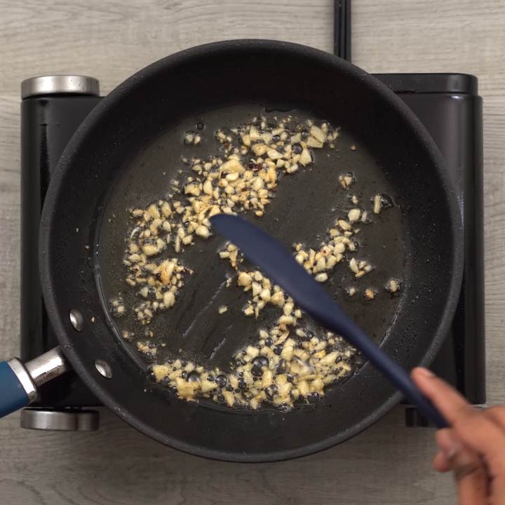 Sautéing garlic in oil