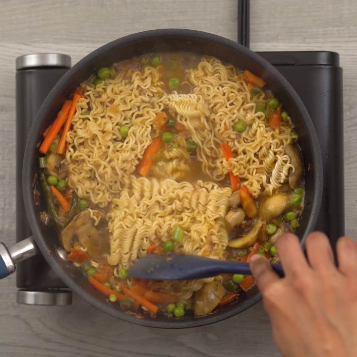 Mixing the maggi noodle with vegetables