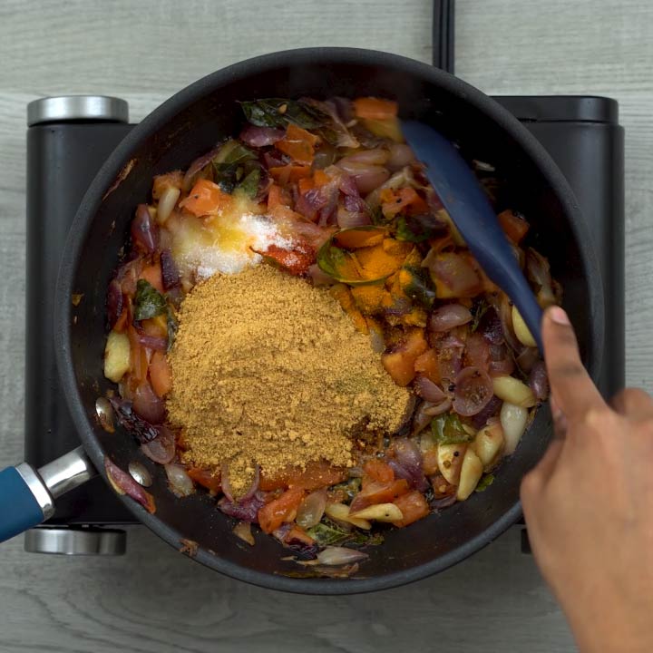 stirring vatha kuzhambu podi