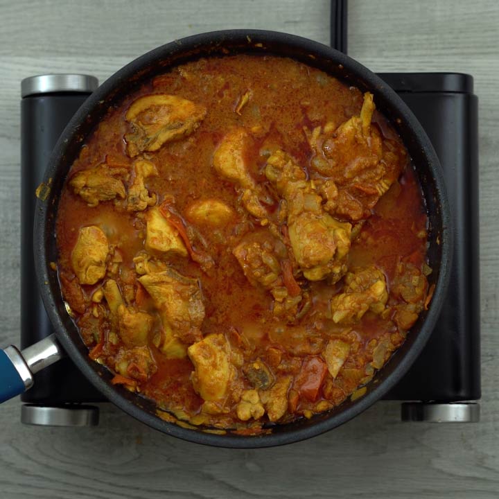 chicken curry turns reddish brown color