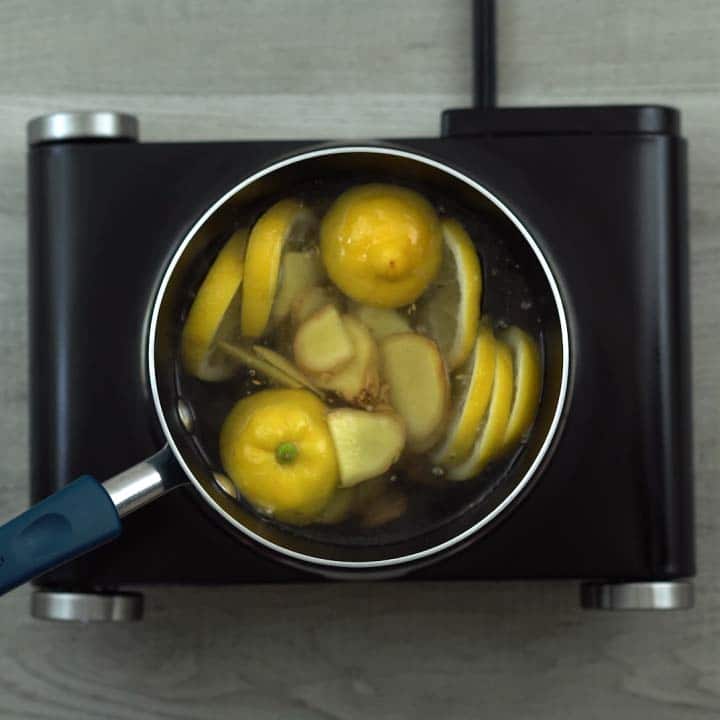 Lemon and ginger steeping in hot water.
