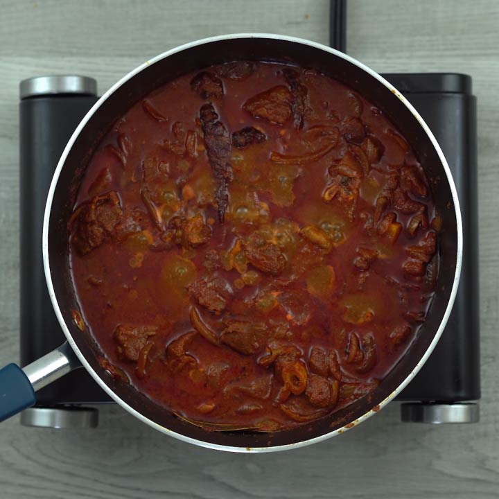 reddish brown color lamb vindaloo
