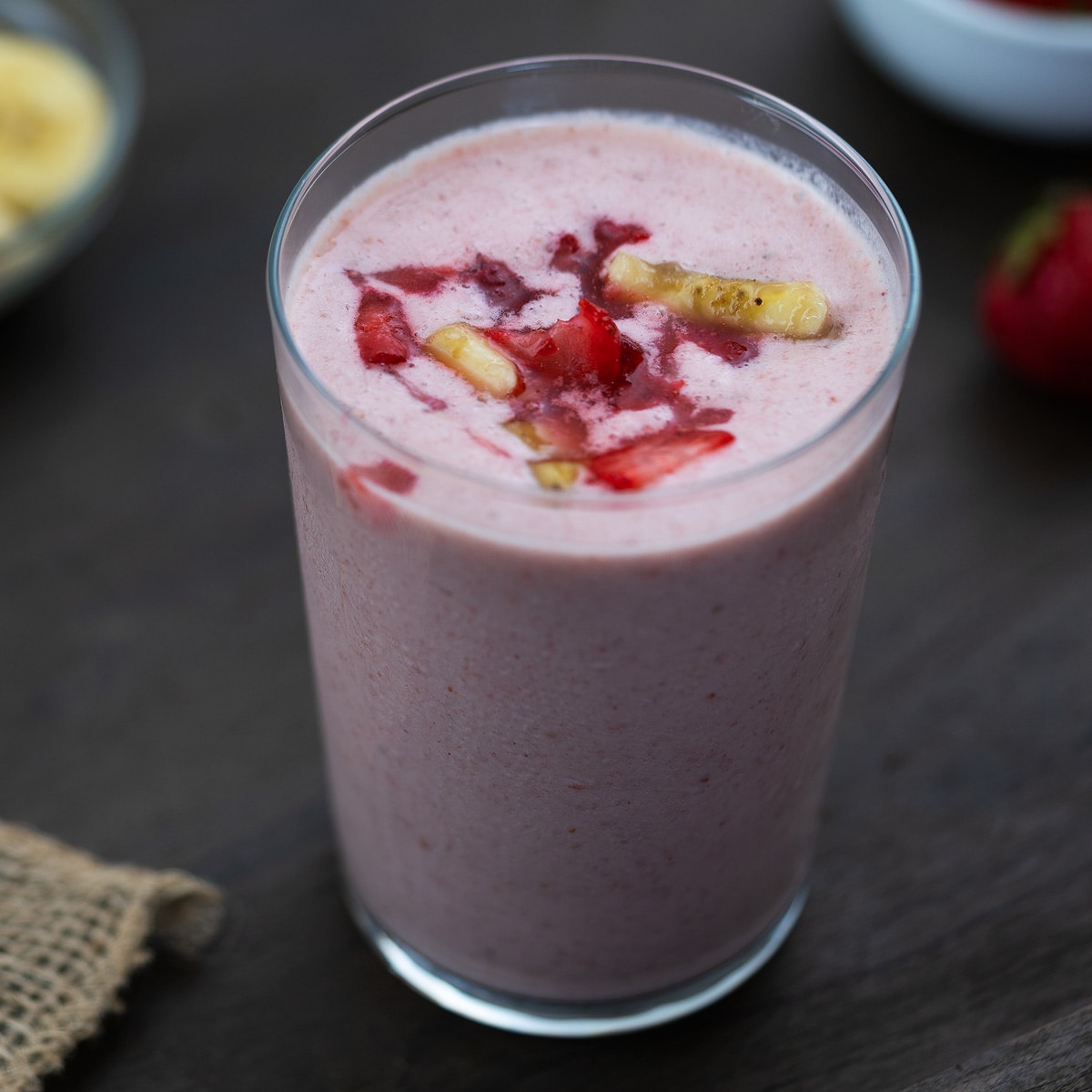 Delicious Strawberry Banana Smoothie - Yellow Chili's