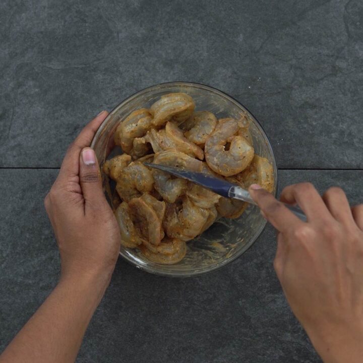 Marinating the shrimp with seasoning ingredients