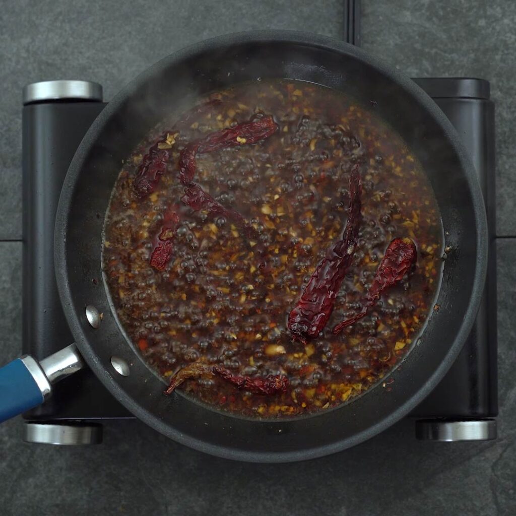boiling tso sauce in a pan