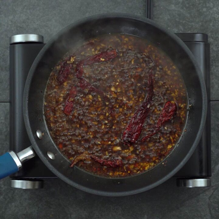 boiling tso sauce in a pan