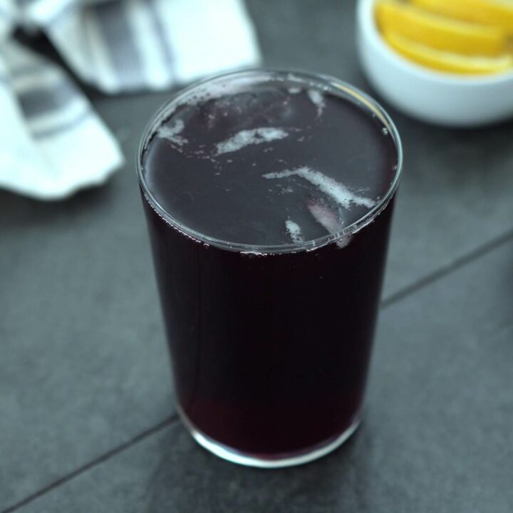 Hibiscus tea or agua de jamaica is served in a glass.
