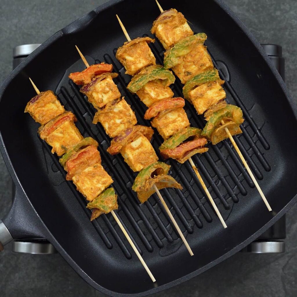 grilling the paneer and veggies in a grill pan