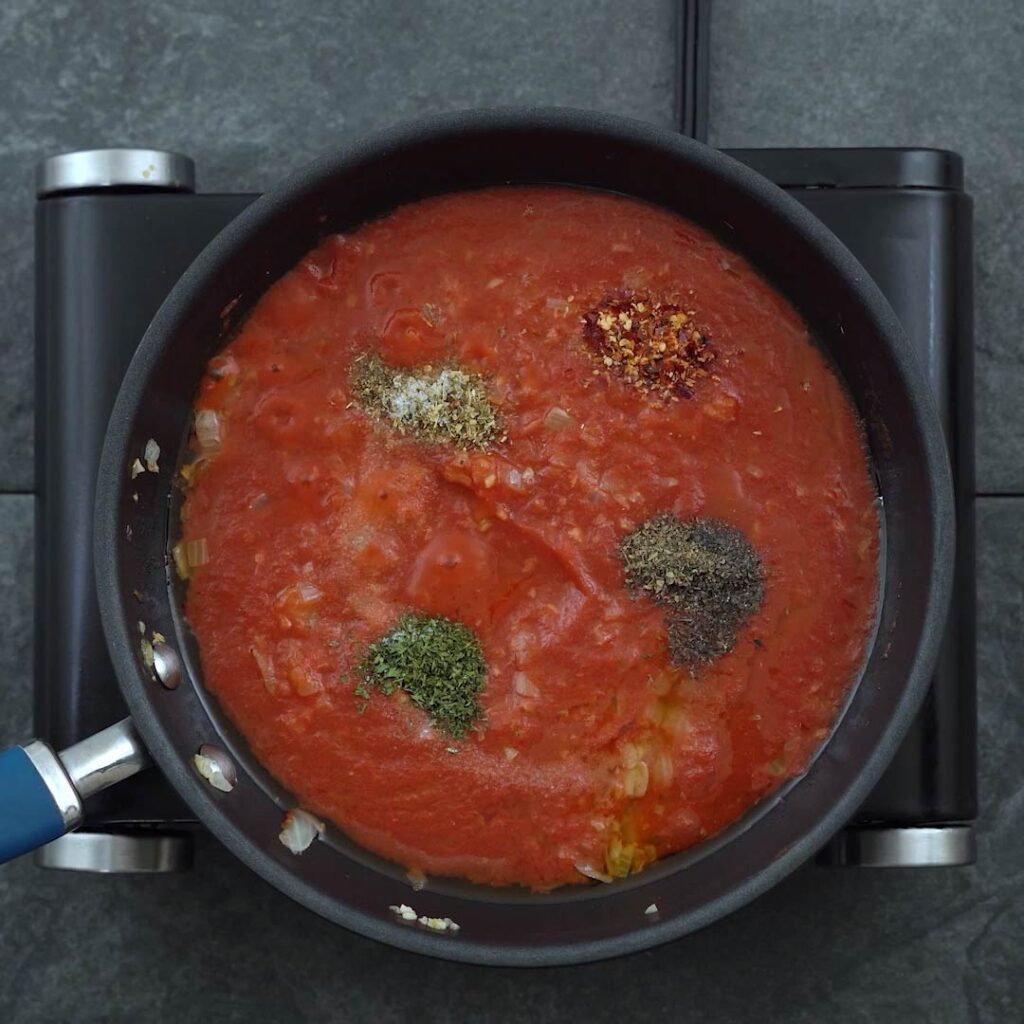 tomato sauce with Italian seasoning