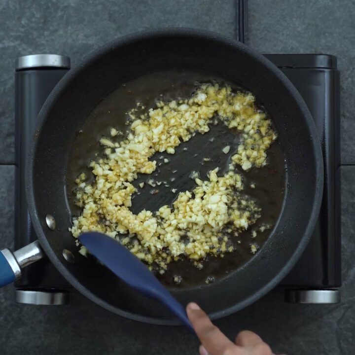 Sauteing garlic in oil