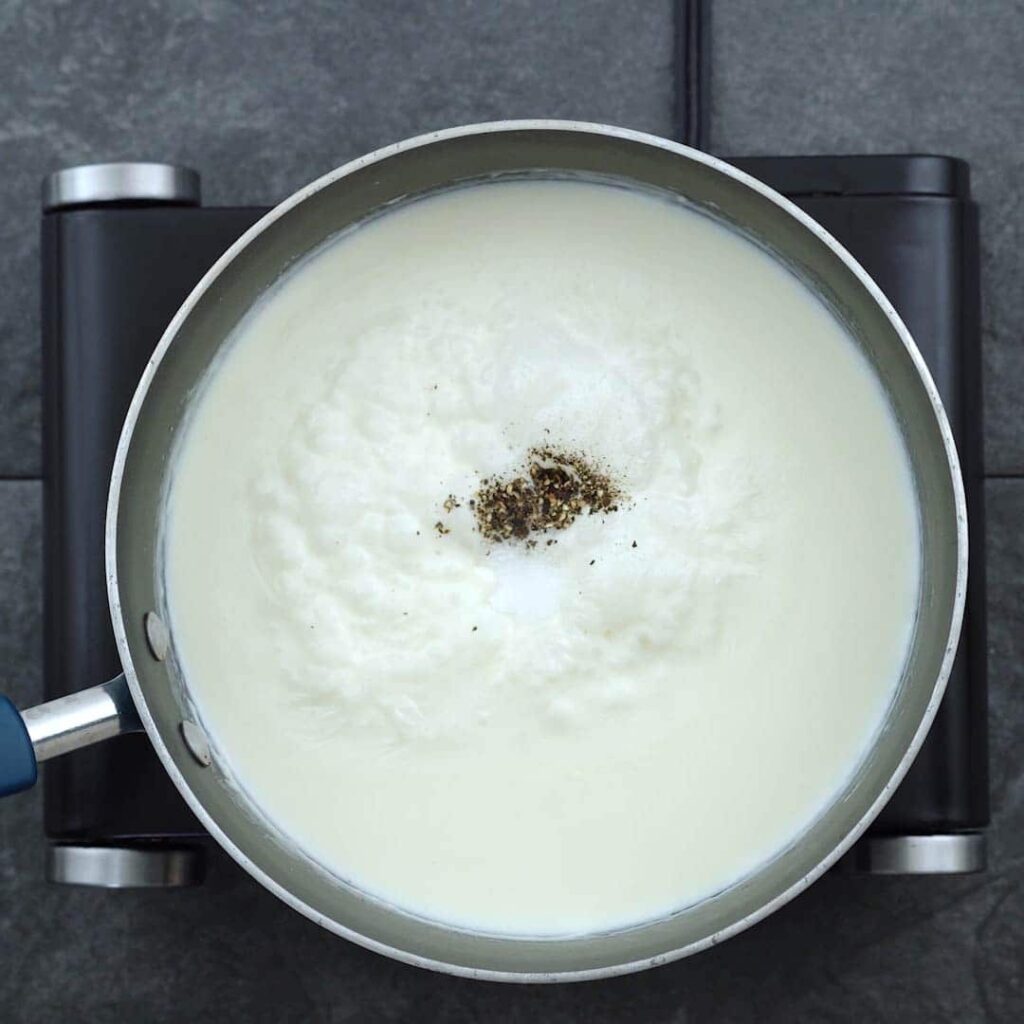 White Sauce with black pepper and salt seasoning
