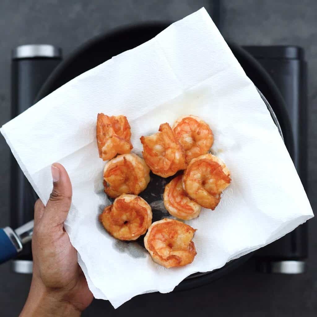 Perfectly fried shrimp on plate with tissue paper
