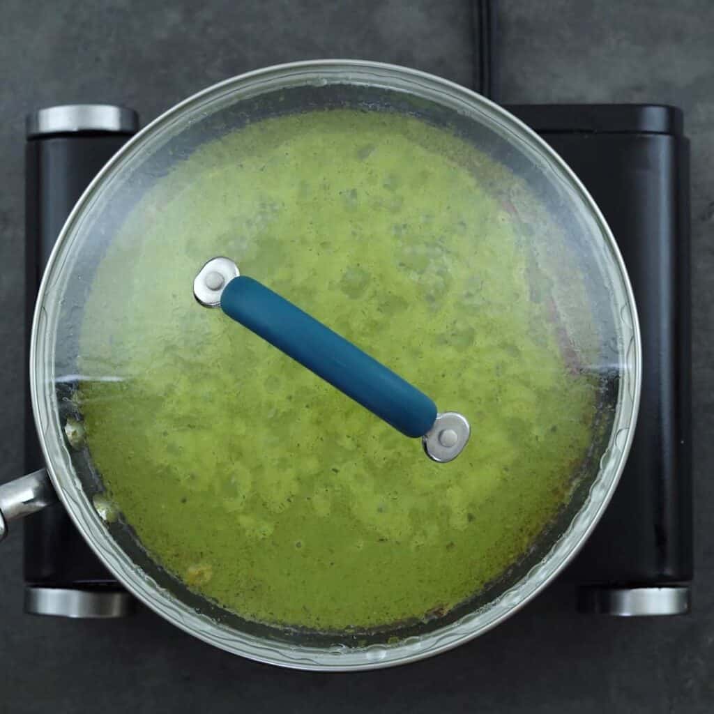 Spinach gravy is cooking with lid closed