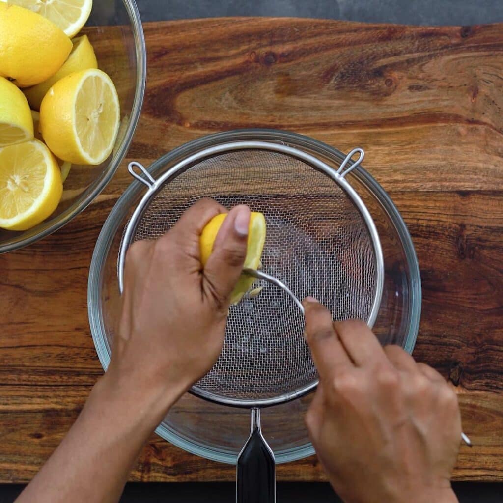Squeezing the juice from the lemon.