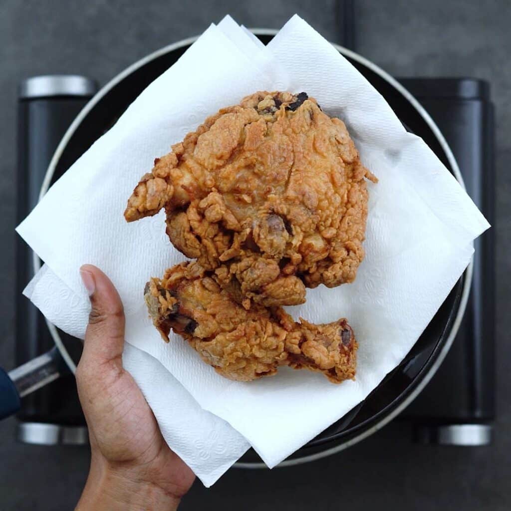 Fried Chicken in a black plate with tissue paper