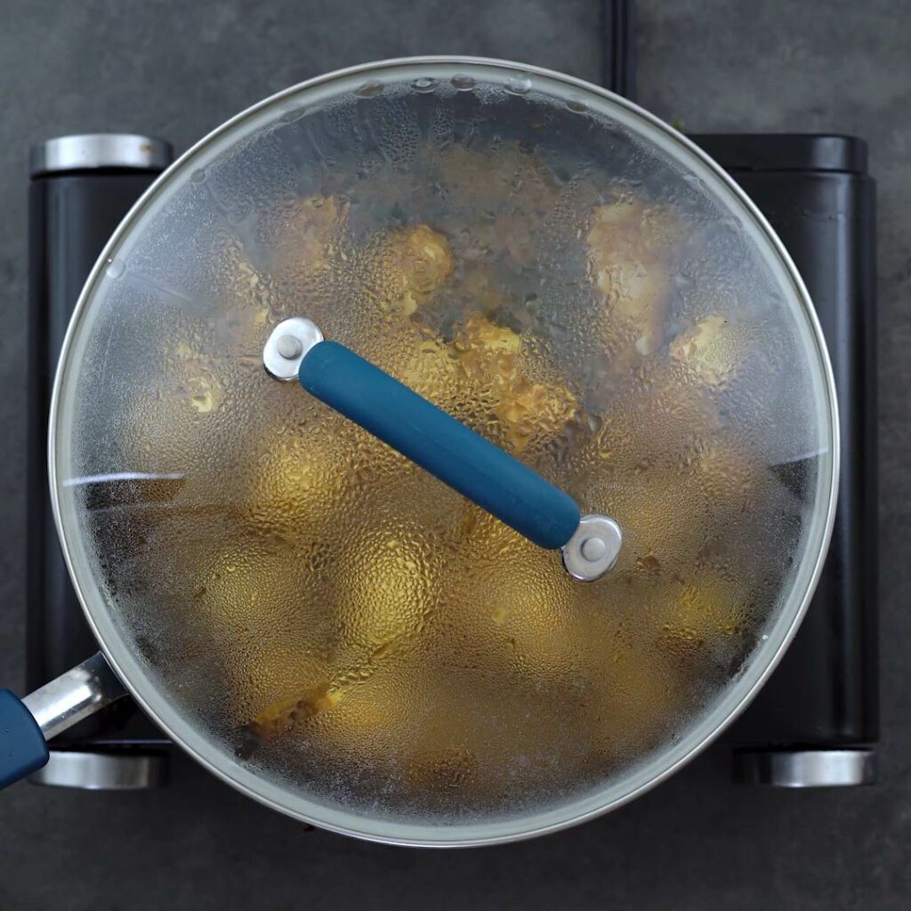 Cooking chicken with lid closed