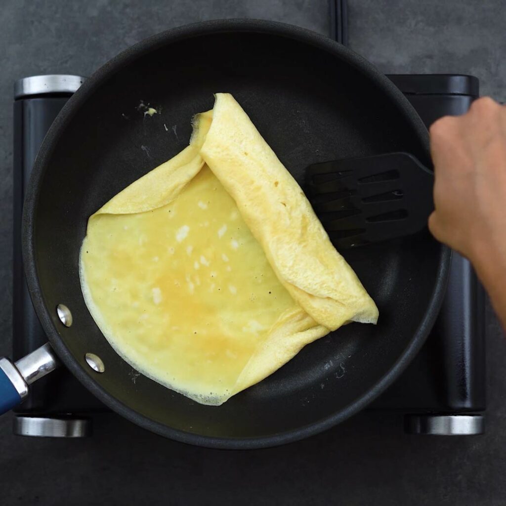 Rolling the egg to a log using a spatula.
