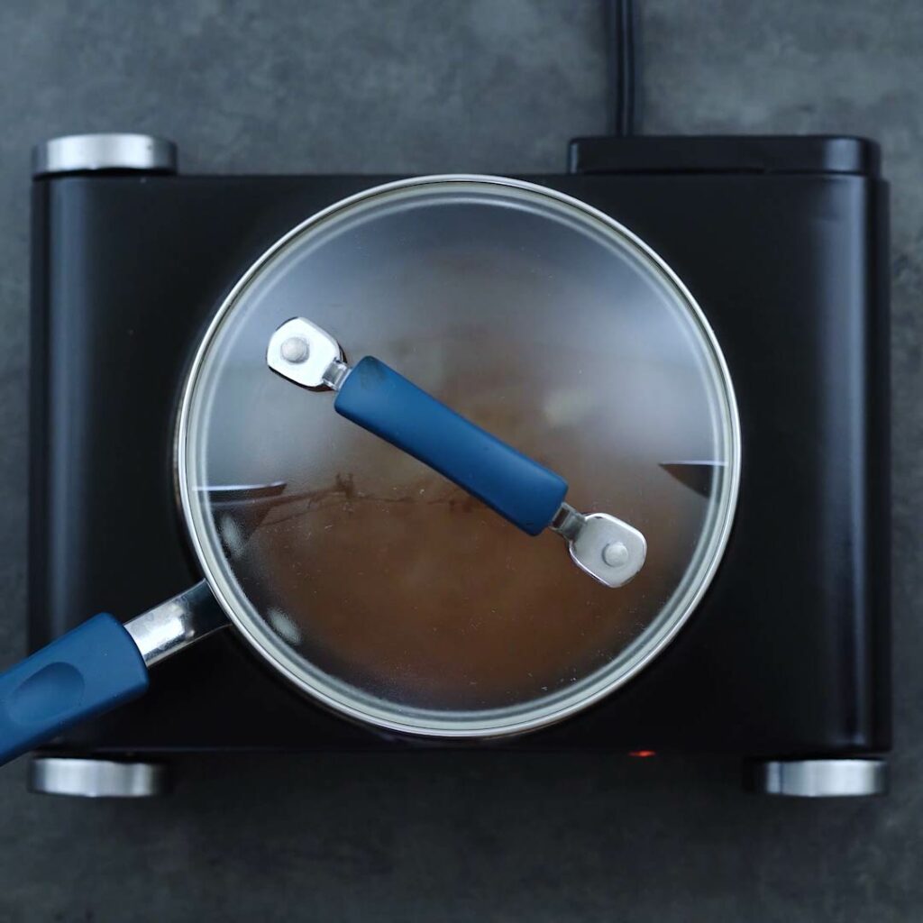 Boiling the tamarind pulp with lid closed.