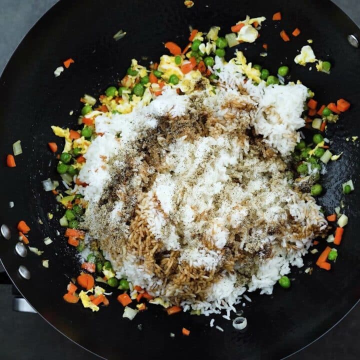 Chilled rice with seasoning in the wok.