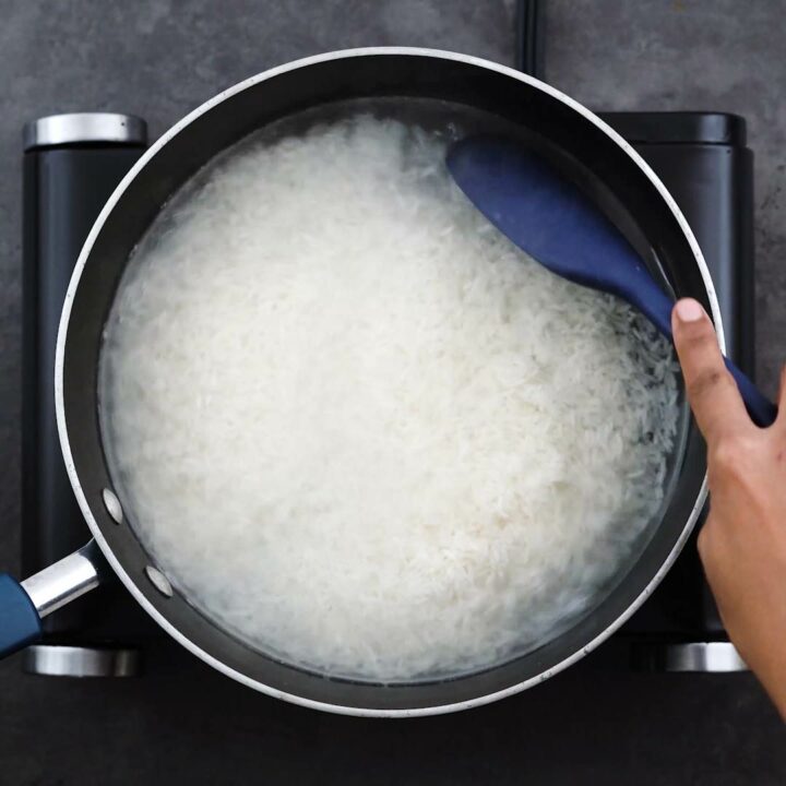 Spreading the rice in boiling water.