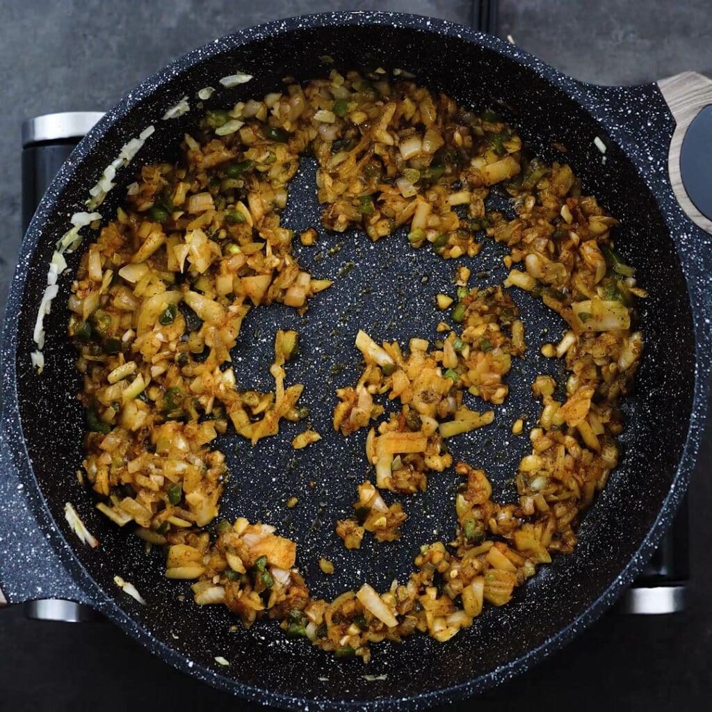 Aromatics seasoned with spice powders.