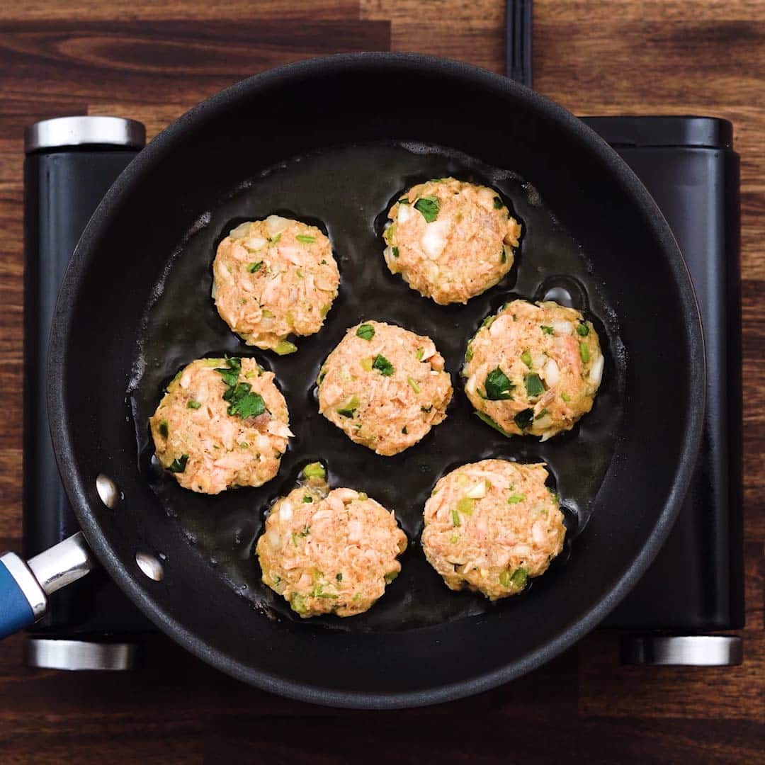 Salmon Patties Recipe (Salmon Cakes) - Yellow Chili's