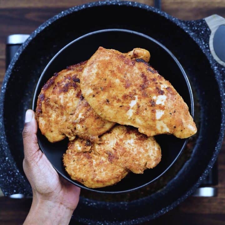 Pan fried Fajita chicken in a black plate.