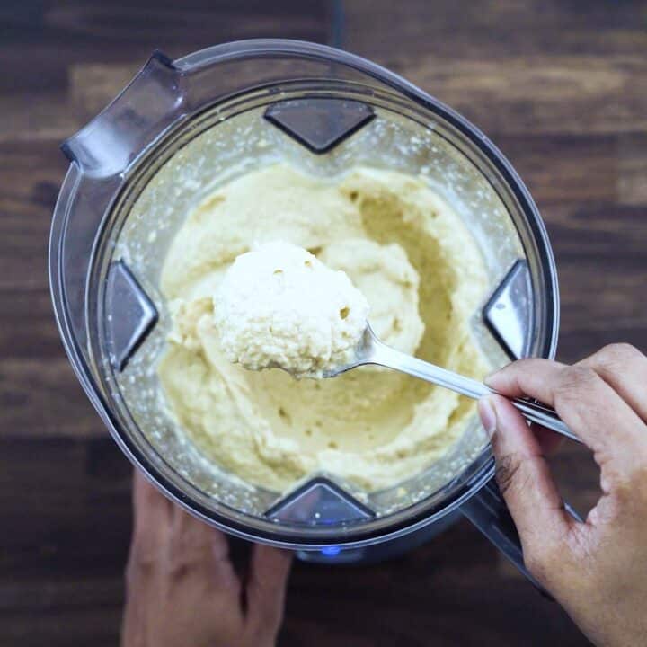 Showing the final texture of Hummus.