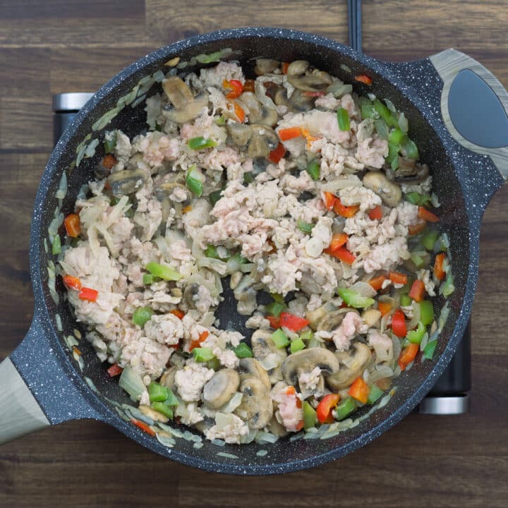 A pan with ground meat and veggies.