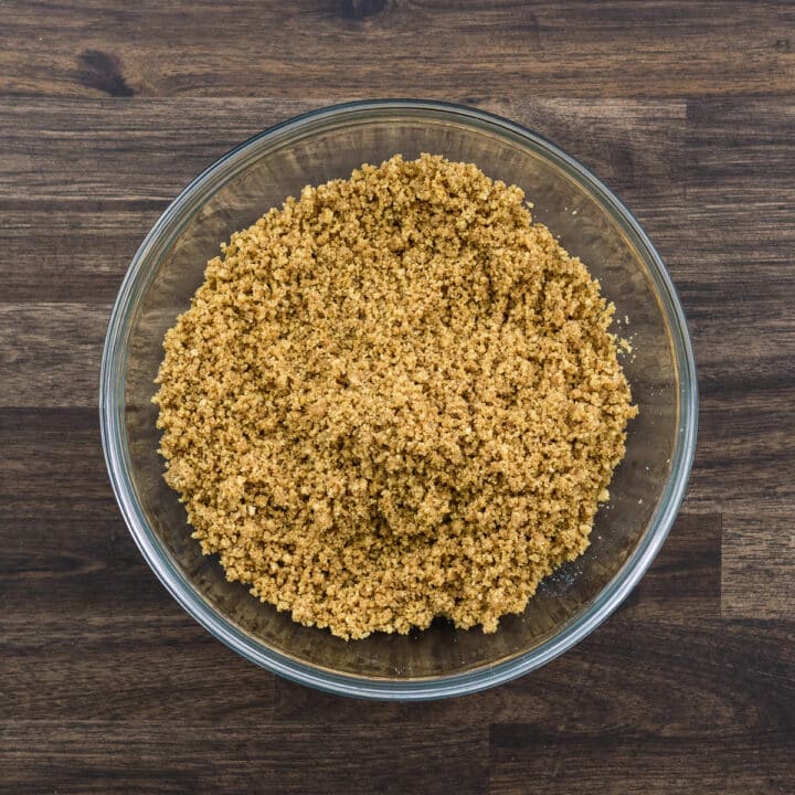 A bowl with moistened graham cracker crumb.