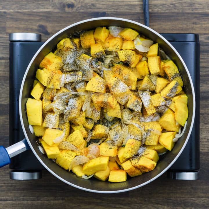 A pan with pumpkin seasoned with basic seasonings.