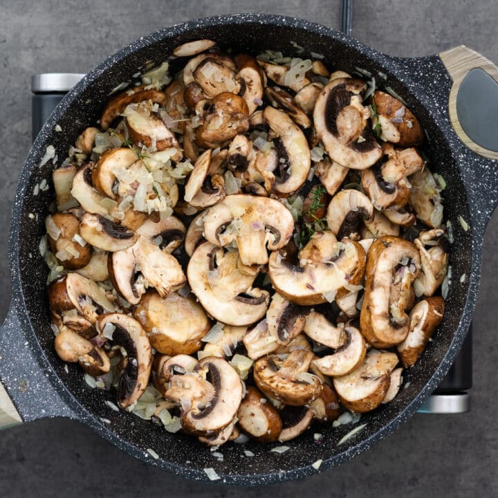 Pan with sautéed mushrooms and aromatic ingredients.
