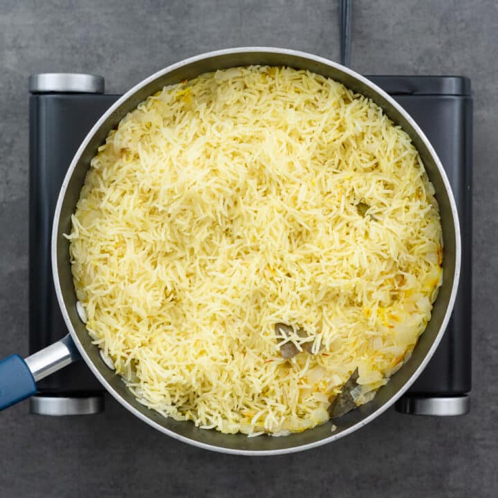 Pan with saffron rice, cooked and ready to be served.