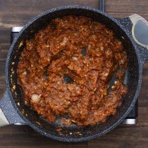 A pan with a slightly thickened tomato sauce.