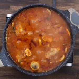A pan with fully cooked chicken cacciatore, rich and ready to serve.
