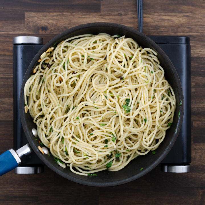 A pan with Spaghetti Aglio e Olio, ready to be served.