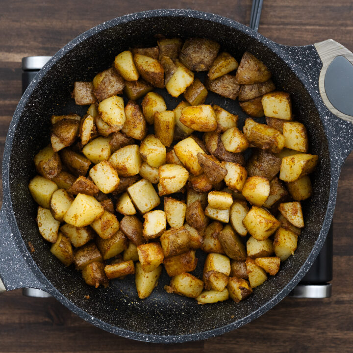 Pan with golden and crispy fried potatoes.